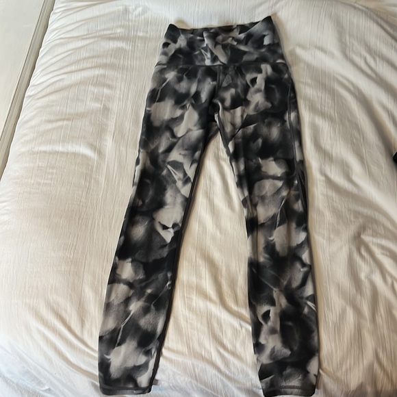 Lululemon high rise train times (discontinued) leggings size 2, length 25 - Picture 3 of 7
